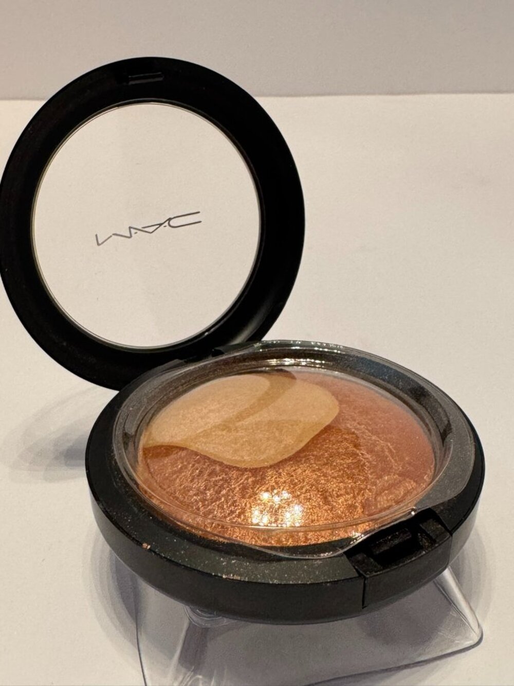 MAC Perfectly Poised Mineralize Skinfinish Highlighter Classic Case New